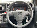 インテリアに合わせたデザインのステアリングは、運転される方のことも考え、運転しやすい形状、大きさです。是非一度、実際に触ってお確かめください。