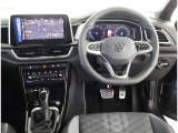 レザーステアリングにデジタルメーターです!車両情報、ナビをメーター画面内で確認できます)お客様の運転をサポートします!