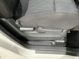 シートハイトアジャスターが付いているので運転姿勢を調整するのに便利ですね。身長に合ったシートポジションは安全運転や疲労軽減にもつながります。