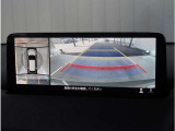 【360&deg;ビュー・モニター】専用カメラにより上から見下ろしたような視点で360度クルマの周囲を確認することができます。駐車が苦手な方でも縦列駐車や幅寄せ時に活躍してくれます。