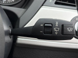 【オートワイパー(AUTO)】雨が降り出した時に、雨滴検出用センサー(レインセンサー)が雨滴を感知すると、自動でワイパーが動作します。