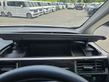 ステアリングの奥に用意された、深さのある実用的な小物入れです。運転席からのアクセスが良くスマートに活用できます。