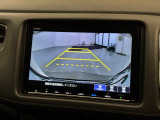 リバースギアに入れるだけで後方の表示へ切り替わります。夜間や雨の日の駐車も楽になりますよ。