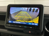 リバースギアに入れるだけで後方の表示へ切り替わります。夜間や雨の日の駐車も楽になりますよ。