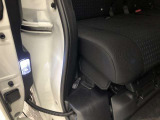 スライドドアを開けると足元を照らすランプがついてます。夜間や地下駐車場などで便利です。