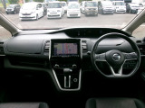大きなフロントガラスで広々とした視界の運転席まわりです。