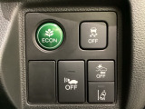 Hondaセンシング用の、VSA(ABS+TCS+横滑り抑制)解除と路外逸脱抑制機能のオンオフスイッチなどはハンドルの右側に装備しています。燃費に役立つECONボタンもここです。