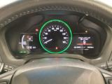 ハイブリット車専用のメーターです。中央のスピードメーターより左右のサブデスプレイで燃費や動力伝達などの情報が見れるようになっています。