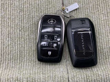 手荷物が多いときでも、スマートキーをバッグやポケットに携帯していれば、キーを取り出すことなくドアの解錠・施錠ができます