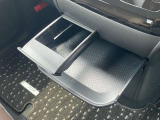インストセンターロアBOX・グローブBOX・カップホルダー付きインストセンタースライドトレイ等、車内に持ち込んだ小物やドリンクが片付く収納も充実です。