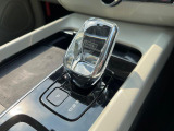 【オレフォス社製クリスタル・シフトノブ】高い存在感を放つクリスタルのシフトノブはボルボPHEV車のみに装備される特別なアイテム。スウェーデン南部のクリスタルガラスメーカー、オレフォス社による製造。