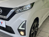 【LEDヘッドライト】悪天候や夜間走行時も良好な視界を確保し安心して運転できる高輝度LEDヘッドライトを装備!点灯速度が早く、消費電力も抑えられています。