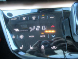 ★オートエアコン★温度設定だけで車がいつも快適に自動調整します♪風量や吹き出し口も自動で行われます。もちろんお好みの設定にも調整可能です♪