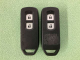 スマートキーを装備しています。鍵を差し込むことなくドアロックの開け閉めと、スタートボタン操作でのエンジンスタートができます。。