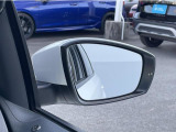 雨や冬場に活躍するヒーテッドドアミラーです。運転席ドアにあるミラー調整ダイヤルを、ヒーターのマーク(波線のアイコン)に合わせることで作動します。