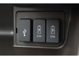 ドライブの時間を、スマートフォンの充電時間に。運転席からも助手席からも使いやすい位置に、急速充電対応タイプのUSBジャックを2個設けています。