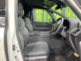 運転席まわりには十分なスペースがあり、大柄な方でもゆったり運転していただける環境です。