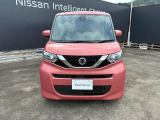 フロントガラス上部にエマージェンシーブレーキのセンサーカメラがあります。前方の車両を感知してぶつかる可能性が高まると表示とブザーで回避操作を即し、安全に減速できなかった場合ブレーキが作動します。