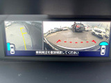【フロント&サイドカメラ】ドライバーから見にくい死角部分を映像で確認できる前方と左側面にカメラを装着。見通しがきかない場所や住宅密集地などを運転することが多い人におすすめの安心装備です。