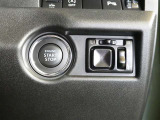 スマートキーを携帯していればキーを取り出さずにドアを施錠&解錠。クルマの始動も可能です。