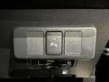 障害物に近づくと、警告音(ピーピー音)やディスプレイ表示で運転者に知らせ、安全な駐車をサポートします。