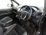 シンプルで使いやすいデザインの運転席です。