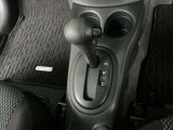 オートマチックドライブです。駐車ブレーキは手動式です