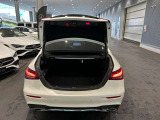 ゆったりとしたトランクルームでございます。たくさんのお荷物の車載が可能でございます。