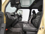 【手入れ済みの運転席】手を触れるハンドルや座席周辺は適度に清掃しております。体を優しく支えるシートで長時間の移動でも疲れにくく心地よいドライブを楽しめます。