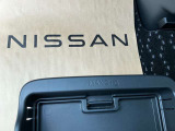 助手席シートアンダーボックスにも荷物が入ります。小物類の整理にも活躍します。