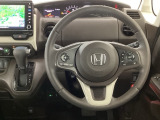 【ハンドル】運転にかかわる様々な操作を安全に行えるように視点移動が少なく操作性に配慮されたスイッチ類が凝縮されたコックピットです。