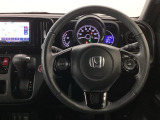 【ハンドル】運転にかかわる様々な操作を安全に行えるように視点移動が少なく操作性に配慮されたスイッチ類が凝縮されたコックピットです。