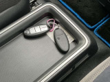 インテリジェントキー 持っていればドアノブのボタンを押せば施錠や施錠を解除 エンジンスタートボタンを押せばエンジンスタートといちいちポケット(鞄からキーを出さなくても良いんです)