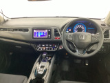 車内は光触媒抗菌消臭施工済です。インパネ周りはスタイリッシュなデザインです。グローブボックスやカップホルダーのほかにトレーなどたくさんの収納スペースが付いています。