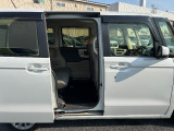 スライドドアは、通常のドアに比べて、車のボディに平行に開閉するので、開けてもスペースをとりません!狭いスペースでも乗り降り楽々です♪