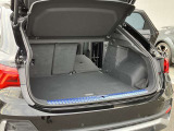 開口部が低く設定されているので、荷物の積み下ろしがスムーズに行えます。更に分割可倒式リアシートの採用でシートのバックレストを倒すと、大きく長い荷物も積み込めます。
