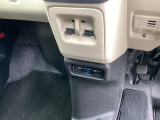 有料道路をキャッシュレスで通行できるETC車載器付きです。運転席足元に設置されています。ETCセットアップ費用は含まれておりません。別途必要となります。