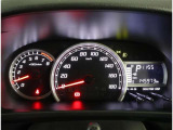 カラーヘッドアップディスプレイ付き。少ない視線移動で情報を確認できるので、運転の疲労軽減に繋がりますよ♪