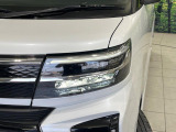 【LEDヘッドライト】悪天候や夜間走行時も良好な視界を確保し安心して運転できる高輝度LEDヘッドライトを装備!点灯速度が早く、消費電力も抑えられています。