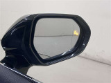隣車線を走る車両をレーダーで検知し、ドアミラーでは確認しにくい後側方エリアに存在する車両に加え、急接近してくる車両も検知します。車両を検知するとドアミラーに搭載されたLEDインジケーターが点灯します。