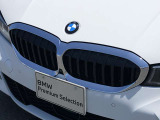 左右のキドニー・グリルの中心にはBMWのエンブレムが鎮座し、個性を放つデザイン性を兼ね備えました。