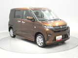 【美しい斜め前】斜め前方からの愛らしいフォルムです。雨の日やぬかるんだ道でも安定して走りご家族での遠出もしっかりとサポートしてくれる頼もしい佇まいです。