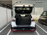 バックドアは大きく開きます。定員乗車時でも十分広いラゲッジスペースを確保しています。