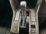 CVT車のセレクトレバーです。低速から高速まで、変速ショックのないスムーズな走りを実現するとともに、エンジン効率のよい領域を維持することで燃費にも貢献します。