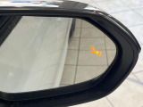 【ブラインドスポットモニター】走行中、ドアミラーの死角になりやすい箇所に後続車が接近するとサイドミラーのレンズに警告を表示!ドライバーに注意喚起をしてくれます。