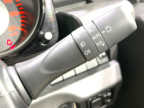 【オートライト】周りの明るさに応じて自動でヘッドライトの点灯・消灯ができる機能です!ライトの付け忘れ・消し忘れなどが無くなり、雨の日や夕方の走行も安心!トンネル通過時も便利ですね♪