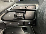 【ステアリングスイッチ付ハンドル】ナビゲーションに視線を移さず、ハンドルから手を離さず、運転に集中したまま手元でオーディオ操作できます♪