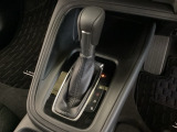 CVT車のセレクトレバーです。低速から高速まで、変速ショックのないスムーズな走りと、エンジン効率のよい領域を維持して燃費にも貢献します。サイドブレーキはスイッチ操作の電子制御パーキングブレーキです。
