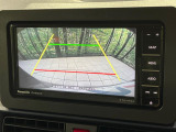 【バックカメラ】駐車時に後方がリアルタイム映像で確認できます。大型商業施設や立体駐車場での駐車時や、夜間のバック時に大活躍!運転スキルに関わらず、今や必須となった装備のひとつです!