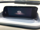 【8.8インチマツダコネクト】車内の雰囲気にマッチした大型のディスプレイ。スマホ接続でのナビ使用やBluetooth再生等、様々な機能が楽しめます。直感的なダイヤル操作が可能で、使い勝手も良好です。